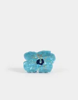 Broche para el pelo con forma de flor celeste con detalles dorados y centro azul marino.