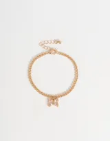 Pulsera dorada con dije de mariposa con incrustaciones de cristal rosado.