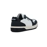 Championes de estilo urbano, caña baja, color blanco y azul marino. Presentan cordones blancos, suela de goma color crema y la palabra "COUNTRY" estampada en el lateral.