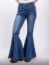 Pantalón de jean acampanado con lycra, tiro alto y lavado medio.