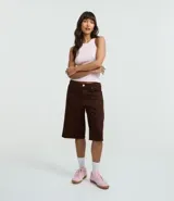 Musculosa básica verde claro de ribana de algodón con textura acanalada y cuello redondo.