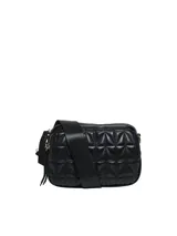 Bolso bandolera negro acolchado, con correa ajustable y cierre con cremallera.