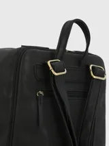 Mochila negra con cierre superior y bolsillo frontal con cierre. Incluye llavero decorativo con borlas y dije metálico.