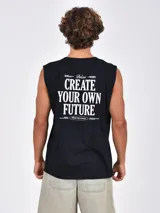 Musculosa sin mangas color negro, con cuello redondo y un pequeño estampado frontal en color claro.