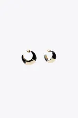 Par de aros metálicos en forma de aro con esmaltado a contraste en negro y dorado.