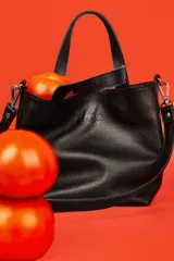 Mini bolsa de cuero graneado roja, con asa doble y correa larga desmontable, detalles de volado en el diseño.