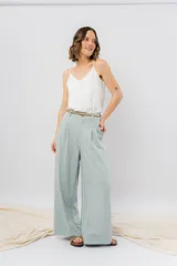Pantalón negro de corte ancho y fluido, tiro medio con presillas para cinturón, bolsillos laterales funcionales y pinzas delanteras.