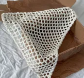 Bandada tejida de crochet color marrón.