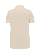 Remera de piqué color beige, con cuello polo, manga corta y ajuste con botones.