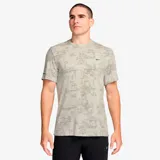 Remera deportiva Nike Dri-Fit Adv Run Div Top color gris con estampado abstracto y logo en el pecho.