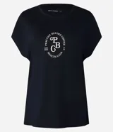Remera deportiva negra de modal con elastano, cuello redondo y mangas cortas. Estampa frontal con lettering en color beige que dice 'Practice Before Coffee Summer Health Club 1970'.