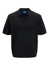 Polo negro de tejido de punto plano estructurado, con cuello tipo polo, manga corta y cierre con botones.