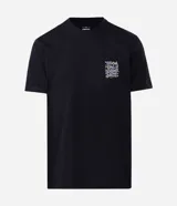 Remera negra de algodón con estampado psicodélico y lettering "The Wild Doesn't Wait" en el frente y la espalda. Diseño de corte comfort, cuello redondo y manga corta.