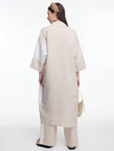 Vestido camisero largo de lino, con manga 3/4 y silueta relajada. Diseño con bloques de color en contraste blanco y negro.