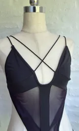 Body negro con breteles finos, escote en V y transparencias en el abdomen.