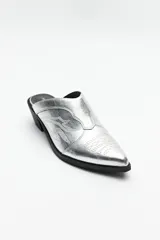 Zuecos negros de cuero sintético con punta fina, bordados en la capellada y taco cuadrado de 5cm de alto.