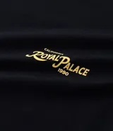 Remera negra de algodón con cuello redondo y mangas cortas. Estampa frontal con la frase "California Royal Palace 1990" en color dorado.