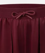 Bermuda deportiva color borgoña, con cintura elástica ajustable con cordón, bolsillos laterales y estampado lateral con la palabra 'Get Over'. Confeccionada con tecnología Dry que facilita la evaporación del sudor.