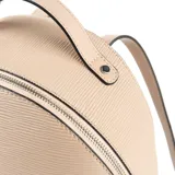 Mochila color taupe de símil cuero con relieve, acceso con cierre, herrajes plateados y correa fija.