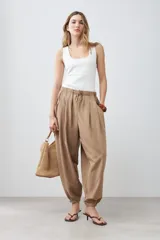 Musculosa verde oliva con escote cuadrado y costuras a la vista.