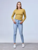 Jean skinny de tiro alto color azul claro, con pretina con pasadores, botón y cierre, y bolsillos en la parte delantera y trasera.