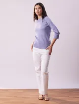 Sweater lila de tejido combinado, con cuello redondo y mangas 3/4 con detalle de botones.