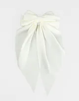 Hebilla francesa para el pelo con moño de tela color blanco crudo.