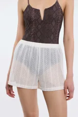 Short de crochet color blanco con cintura elastizada.