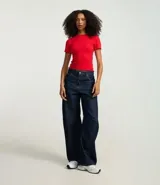 Blusa color beige de viscosa con elastano, de manga corta, cuello redondo, textura acanalada y bajo ondulado.