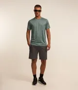 Remera deportiva gris con cuello redondo, mangas cortas, estampa heat print y detalle en los hombros. Confeccionada en tejido de malla con tecnología Dry.