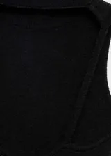 Vestido largo de punto negro, sin mangas, con cuello Perkins, espalda con escote y diseño entallado.