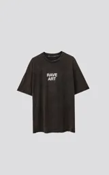 Remera negra con efecto gastado, cuello redondo y estampado frontal con la leyenda 'Rave Art' en color blanco.