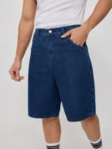 Bermuda de jean celeste de corte recto y tiro medio. Confeccionada en 100% algodón.
