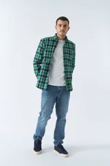 Camisa de viyela a cuadros verde, azul y blanco, de corte slim fit, manga larga, con bolsillos y logo bordado.