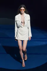 Camisa de mujer Zara Woman Collection, color blanco, de satén. Tiene cuello de solapa, manga larga, bolsillos con solapa en el delantero, bajo asimétrico y cierre frontal con botones.