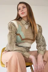 Camisa de manga larga confeccionada en 100% algodón, con un fit relajado y mangas levemente abullonadas que aportan volumen y movimiento. Cuenta con cuello clásico y una silueta suelta, ideal para usar sola o en capas. Una prenda versátil, con presencia.