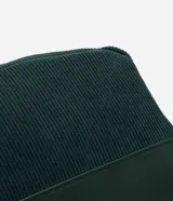 Neceser rectangular mediano de terciopelo verde oscuro con textura acanalada, cierre de cremallera dorada y asa lateral de cuero sintético.
