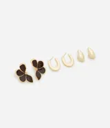 Set de tres pares de aros dorados: un par con forma de flor esmaltada en marrón, un par de aros tipo argolla y un par de aros con forma de gota.