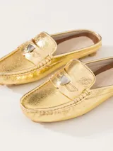 Mocasín de cuero vacuno con estampado animal print, detalle metálico en forma de corazón y suela de goma.