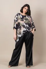 Pantalón palazzo de satén negro, con cintura elastizada y bolsillos laterales.