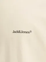 Camiseta de manga corta color crema, con cuello redondo y calce relajado. Presenta un pequeño logo de Jack & Jones estampado en el pecho y un estampado grande en la espalda.