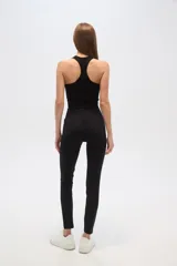 Calza larga color marrón topo, de poliamida, tiro alto y calce ajustado.