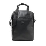 Bolso matero negro de símil cuero con logo estampado. Tiene doble asa de mano y correa bandolera regulable y desmontable. Cuenta con cierre principal, dos bolsillos externos con cierre, un bolsillo interno con cierre y dos bolsillos internos abiertos. Tiene compartimentos especiales para notebook y accesorios de mate.