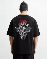 Remera negra de manga corta con estampado de Michael Jordan y la frase "GOAT" en rojo.