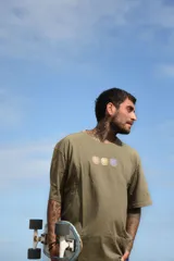 Remera blanca de algodón premium con mangas cortas y estampado de tres flores en el pecho.