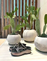 Sandalias negras con plataforma y tiras cruzadas.