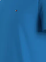Remera de cuello redondo color azul, confeccionada en algodón elástico, con logo de Tommy Hilfiger bordado en el pecho.
