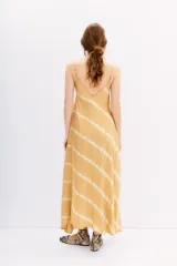 Vestido largo de viscosa con estampado batik, escote en V en frente y espalda, y breteles regulables.