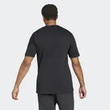 Remera negra de algodón con cuello redondo y logo Adidas de tres barras en color blanco estampado en el pecho.