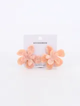 Aros colgantes con forma de flor color coral.